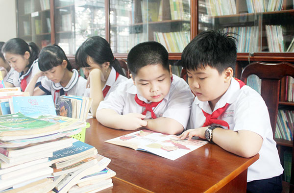 Học sinh đọc sách